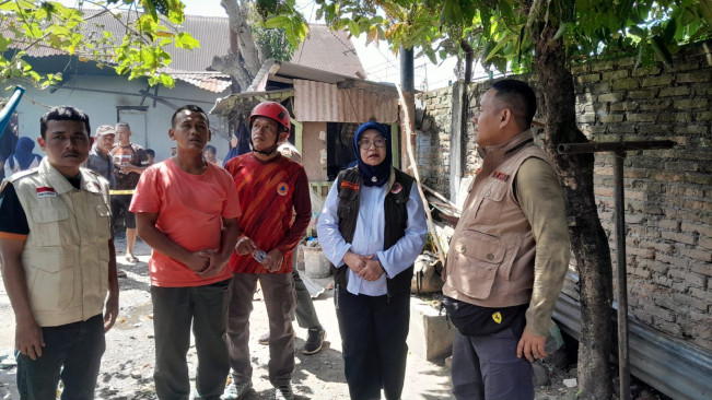 Petugas BPBD Medan berada di lokasi kebakaran. [Dok BPBD Medan]